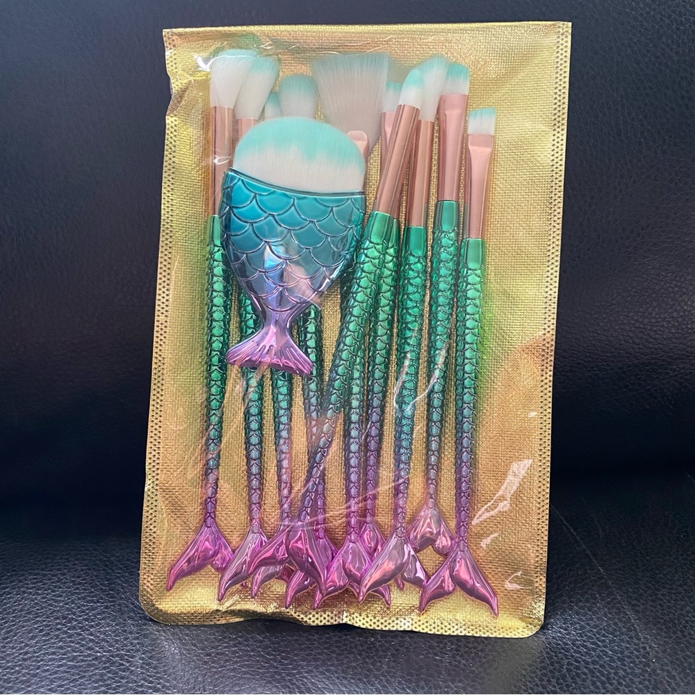 NWT Mermaid Makeup Brush Set 🧜🏻‍♀️ 💜💕
